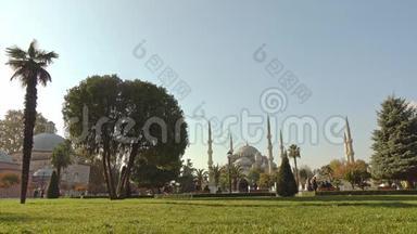 <strong>绿</strong>色广场与喷泉附近的苏丹艾哈迈德清真寺蓝色清真寺在伊斯坦<strong>布</strong>尔，土耳其阳光明媚的一天。 4KUHD<strong>视频</strong>，3840